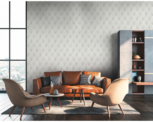 Wohnzimmer mit gemusterter Tapete, Ledersofa und Sesseln