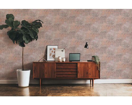 Dekorative Wandgestaltung mit ornamentaler Vliestapete in einem Zimmer.