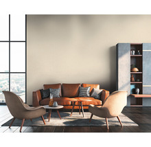 Wohnzimmer mit Ledersofa, Sesseln, Couchtischen und Bücherregal