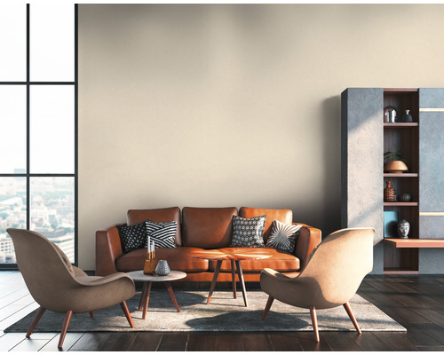 Wohnzimmer mit Ledersofa, Sesseln, Couchtischen und Bücherregal