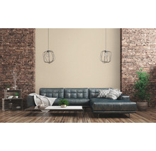 Wohnzimmer mit Sofa, Tisch und Dekoration vor einer Backsteinwand