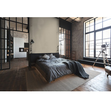 Schlafzimmer im Loftstil mit Bett, Teppich und Fenstern mit Sprossen
