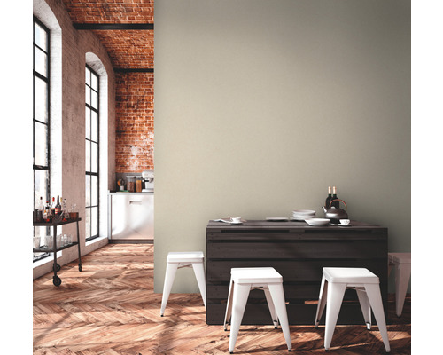 Heller Raum mit Ziegelwand, Holzboden und Esstisch mit Hockern