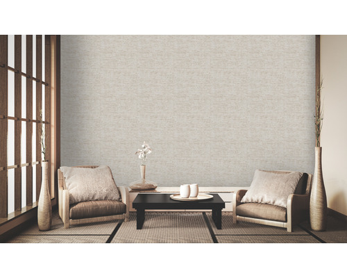 Salon avec papier peint textile, fauteuils et tatamis pour un intérieur d''inspiration asiatique.