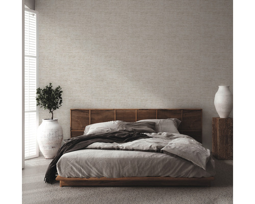 Chambre avec lit double, table de chevet et plante d''intérieur dans un vase