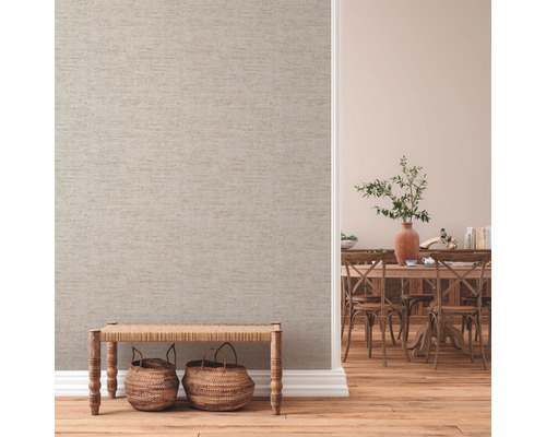 Intérieur avec papier peint à motifs, banc en bois et coin repas