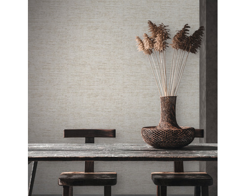 Papier peint textile beige dans un intérieur avec table en bois et décoration
