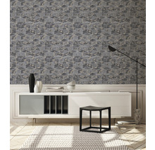 Wohnzimmer mit gemusterter Tapete mit Würfeldesign, Sideboard und Dekorationen.