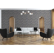 Wohnzimmer mit geometrischer Tapete, Sofa und Sesseln