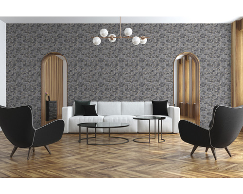 Salon avec papier peint géométrique, canapé et fauteuils