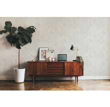Wohnzimmer mit Sideboard, Zimmerpflanze und Dekorationen