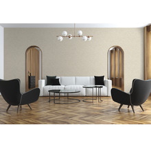 Wohnzimmer mit Sofa, Sesseln, Tisch und Beleuchtung