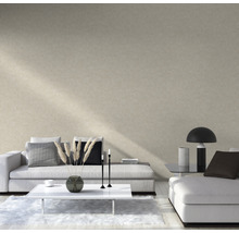 Wohnzimmer mit modernem Sofa, Couchtisch und dekorativer Tapete für ein stilvolles Interieur