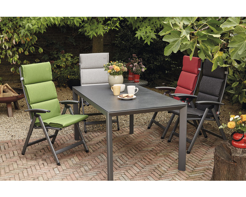 Ensemble de mobilier de jardin avec table et chaises à l''extérieur