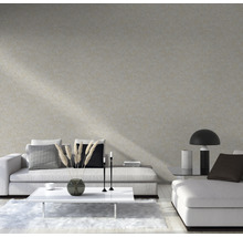 Wohnzimmer mit beiger Tapete, Sofa und Dekoration