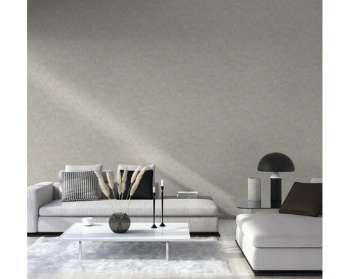 Wohnzimmer mit beiger Tapete, Sofa und Dekoration