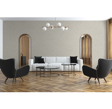 Wohnzimmer mit Sofa, Sesseln, Couchtischen und Dekoration