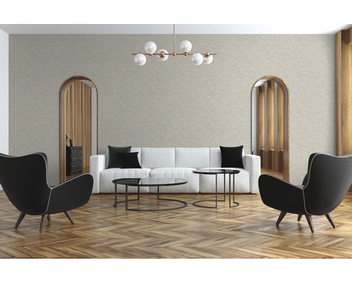 Wohnzimmer mit Sofa, Sesseln, Couchtischen und Dekoration