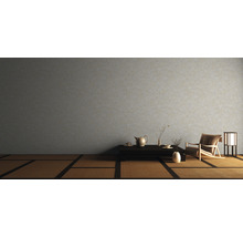 Asiatisch inspiriertes Wohnzimmer mit Tatami-Matten, Tisch, Teekanne, Stuhl und Lampe.