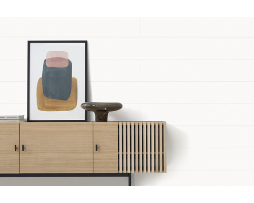 Ambiance de vie lumineuse avec commode, décorations et image encadrée