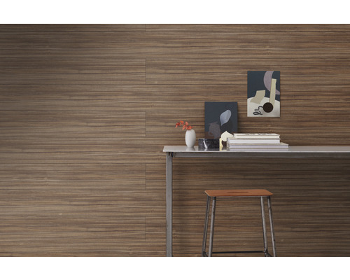 Wandgestaltung mit Holzoptik, Tisch, Hocker und Dekoration