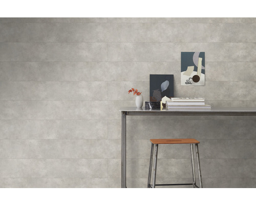 Aménagement mural avec des panneaux muraux gris et des décorations sur une table