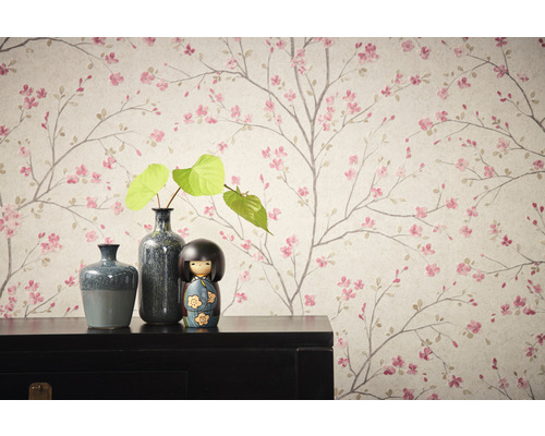 Dekoratives Interieur mit gemusterter Tapete, Vasen und einer Holzpuppe auf einer Kommode