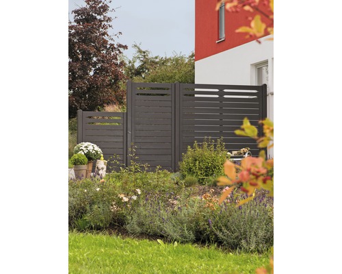 Clôture de jardin en bois avec des lattes horizontales comme écran d''intimité dans le jardin