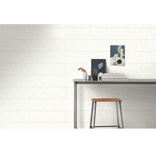 Panneaux muraux aspect bois derrière une table avec décoration et un tabouret