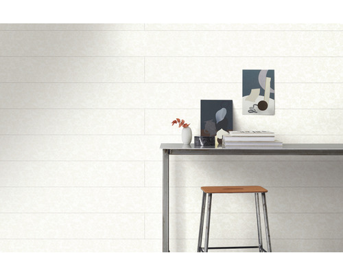 Panneaux muraux aspect bois derrière une table avec décoration et un tabouret