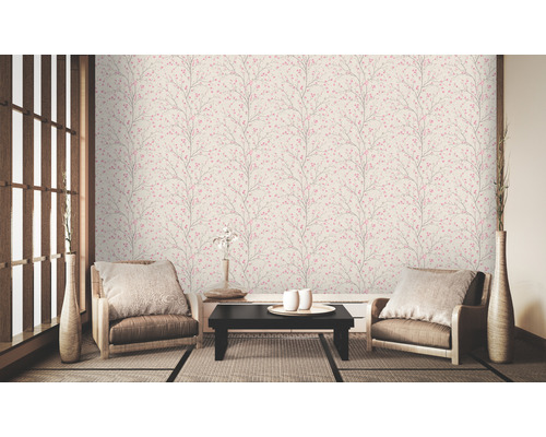 Dekoratives Wohnzimmer mit floral gemusterter Tapete, Sesseln und Tisch.