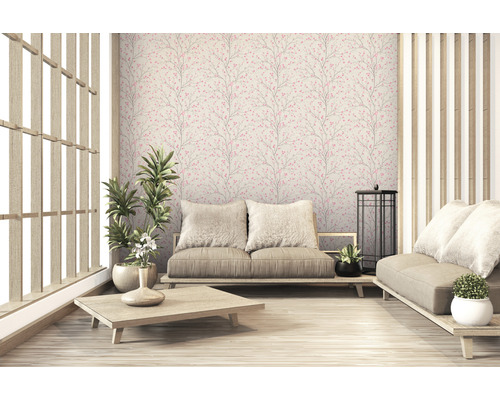 Heller Raum mit floral gemusterter Tapete, Holzmöbeln und Pflanzen