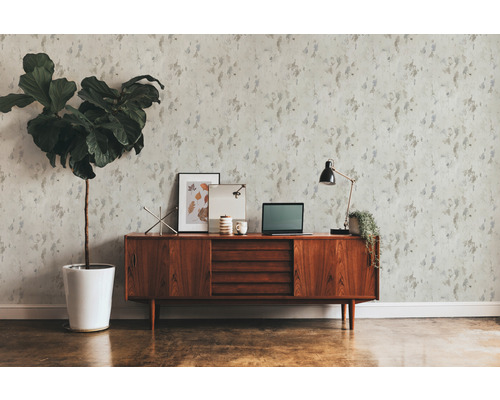 Dekorative Szene mit gemusterter Tapete, Kommode, Zimmerpflanze und Büroutensilien für eine stilvolle Raumgestaltung