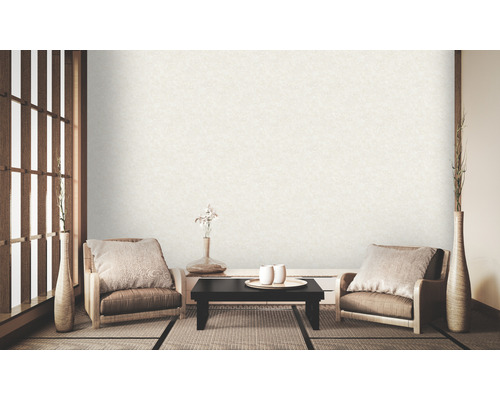 Décoration murale décorative avec du papier peint dans un salon lumineux avec des tatamis, des fauteuils et de la décoration