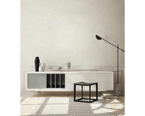 Salon avec buffet, tabouret, lampadaire et tapis