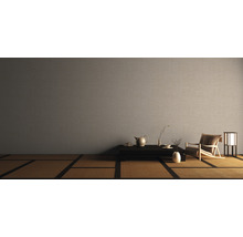 Pièce d''inspiration japonaise avec tatami, table, théière, décoration et fauteuil