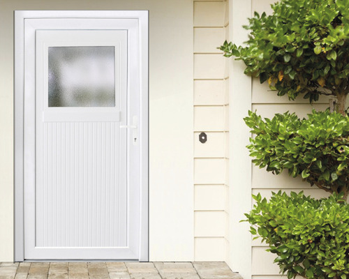 Porte extérieure blanche avec fenêtre et rainures verticales