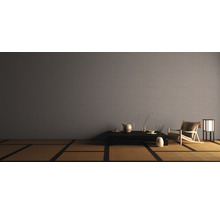 Salon avec papier peint textile, fauteuil, table et tatami pour une ambiance relaxante