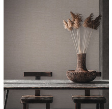 Scène avec papier peint mural, table en bois, chaises et vase décorative avec des plantes.