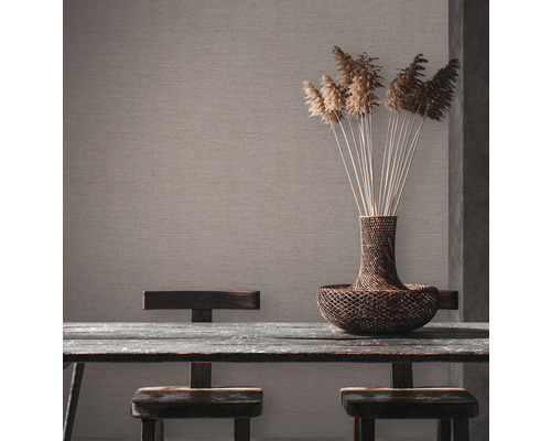 Szene mit Wandtapete, Holztisch, Stühlen und dekorativer Vase mit Pflanzen.