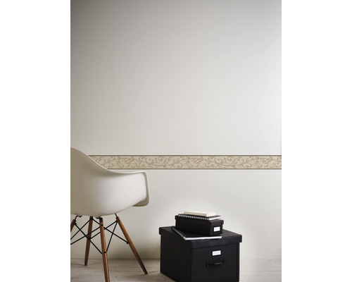 Mur avec bordure, chaise et boîtes de rangement