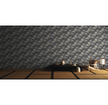 Wohnraum mit gemusterter Tapete, Tisch, Stuhl und Lampe