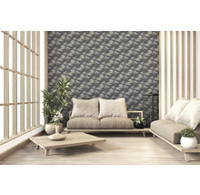 Wohnzimmer mit gemusterter Tapete, Sofa und Holzelementen.