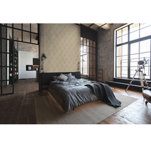Schlafzimmer im Loftstil mit Bett, Tapete und großen Fenstern