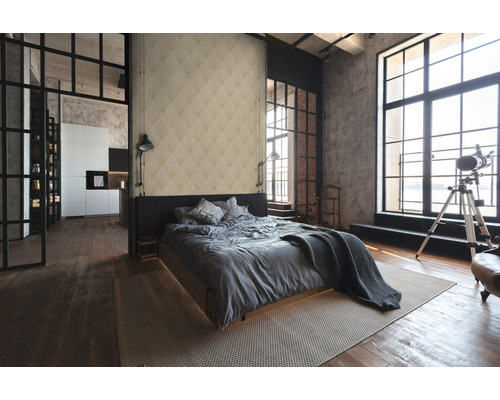 Chambre de style loft avec lit, papier peint et grandes fenêtres