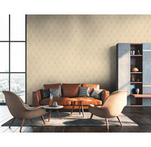 Wohnzimmer mit gemusterter Tapete, Sofa und Sesseln