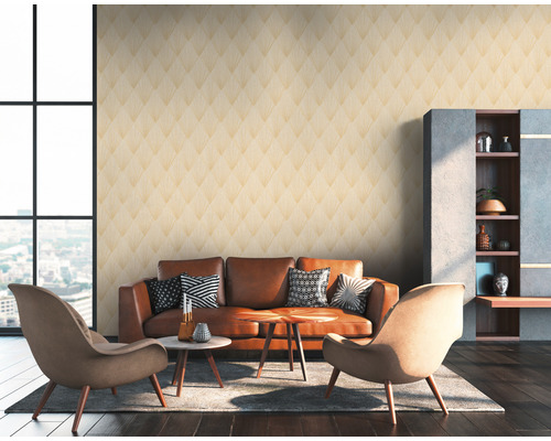 Salon avec papier peint à motifs, canapé et fauteuils