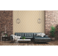 Wohnzimmer mit Sofa, Tisch, Dekoration, Wandtapete und Backsteinmauer