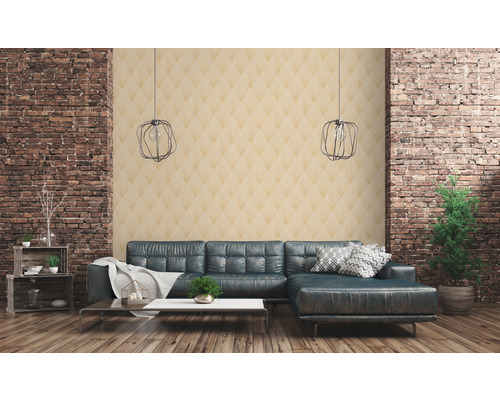 Salon avec canapé, table, décoration, tapisserie murale et mur en briques