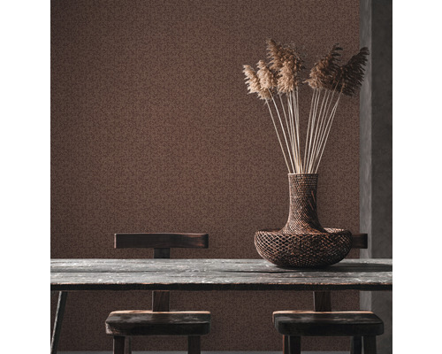 Papier peint décoratif à motif brun dans une pièce à vivre